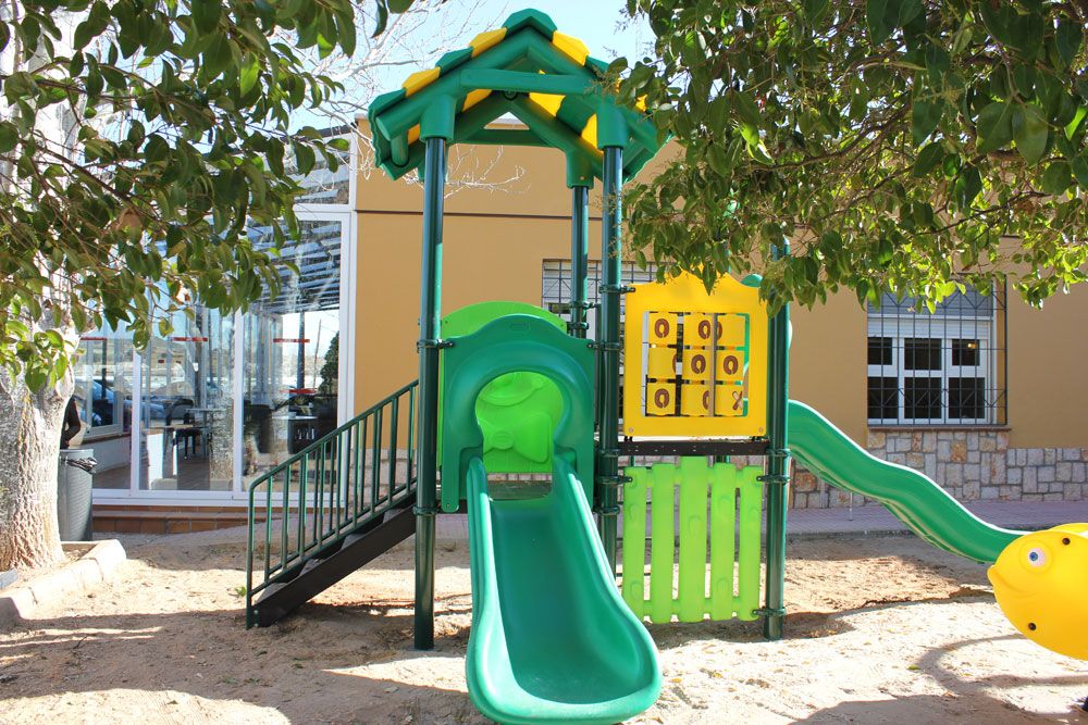 Estructura de parque infantil en el exterior de Restaurante Venta San José en Zafra de Záncara